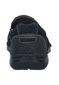 Czarny but wsuwany z teksturowanej zamszowej cholewki z siateczkowymi panelami, przeszyciami oraz wyściełaną podeszwą dla wygody.