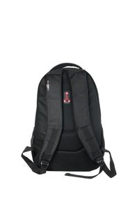 Zwarte rugzak met gevoerde verstelbare schouderbanden, ademend achterpaneel en een rood logo. Gladde stof zonder zichtbare patronen of extra hardware.