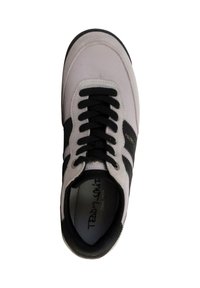 Sneaker grigia e nera con parte superiore in suede e rete, dotata di lacci neri, linguetta imbottita e suola in gomma. Marchio visibile sulla scarpa.