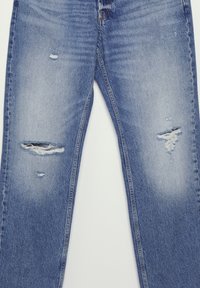 Jeans in denim blu con una finitura sbiadita. Presentano aree strappate sulla parte anteriore. Design a gamba dritta, cuciture uniformi e tasche visibili.