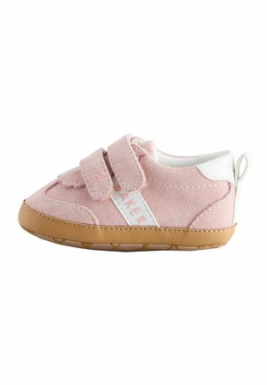 Rosa Wildleder-Babyschuh mit zwei Riemenverschlüssen, weißem Innenfutter und einer hellbraunen Gummisohle. Mit einem Logo an der Seite und einer Schlaufe hinten für einfaches An- und Ausziehen.