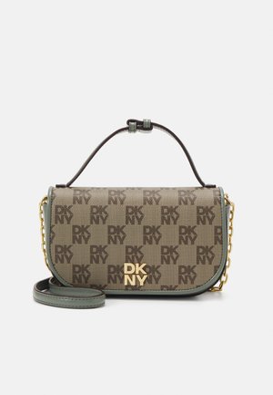 Petit sac à main rectangulaire marron de créateur avec motif logo DKNY, bordure verte, poignée supérieure, plaque logo dorée et bandoulière amovible avec détail chaîne.