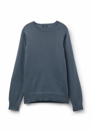 Langarmtrui met ronde hals in gedempte blauwe kleur, met geribbelde manchetten en zoom, plat gelegd tegen een witte achtergrond.