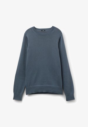 Langarmtrui met ronde hals in gedempte blauwe kleur, met geribbelde manchetten en zoom, plat gelegd tegen een witte achtergrond.