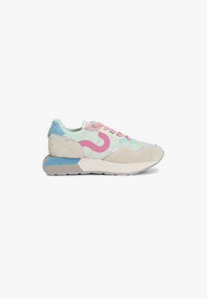 Sneaker atletica di colore azzurro chiaro e rosa con finitura in suede, dotata di una suola testurizzata, design curvo e accenti colorati a contrasto.