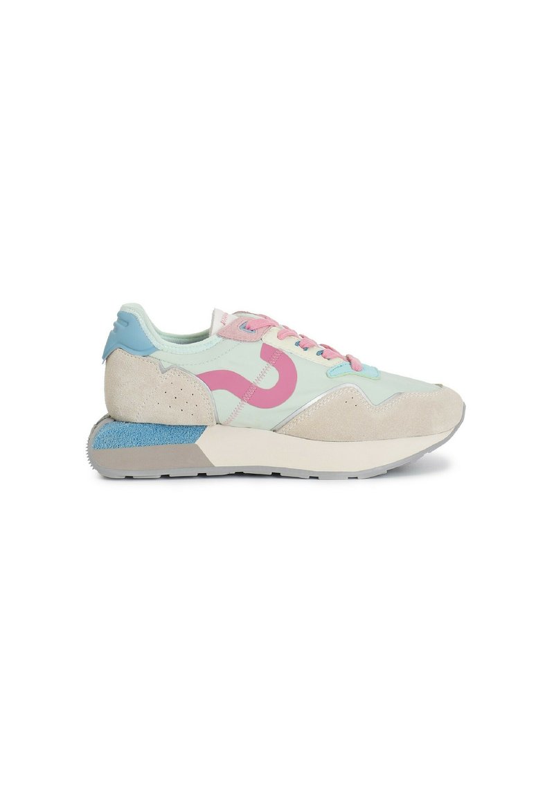 Helles blau-rosa Sport sneaker mit einer Wildleder-Oberfläche, ausgestattet mit einer strukturierten Sohle, geschwungenem Design und kontrastierenden Farbakzenten.