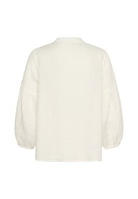 Blusa bianca in lino con collo alto, dettagli arricciati al colletto e volumi sulle maniche lunghe con polsini elasticizzati.