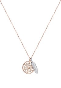 Roséguld halskæde med en cirkulær vedhæng med blomsterdesign og en sølvfjer charme fastgjort. Delikat kæde med små led.