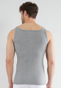 Grijze geribbelde tanktop met een wijde halslijn en mouwloos ontwerp, die een getailleerde vorm en zachte textuur laat zien.