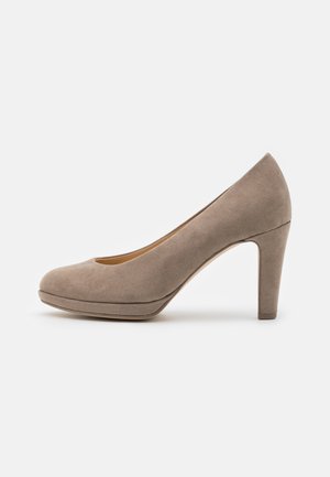 Taupe Wildleder High-Heel-Pumps mit runder Zehenpartie und Plattformsohle vor weißem Hintergrund, Seitenansicht.