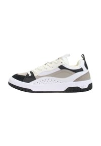 Scarpe sportive caratterizzate da una combinazione di materiali bianchi, neri e grigi, con una finitura liscia, perforazioni e una suola in gomma texturizzata.