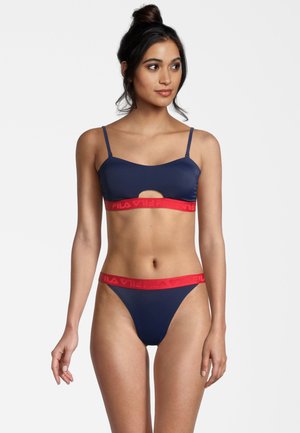 Set di bikini navy con top bralette dotato di un'apertura frontale e di un bandeau marchiato rosso a contrasto, e slip bikini a vita bassa con bandeau coordinato.
