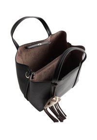 Czarna skórzana torba tote z dwoma uchwytami, brązowe zamszowe wnętrze, kieszeń na zamek błyskawiczny i ozdobny frędzel.