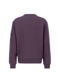 Ljubičasta dukserica s okruglim izrezom i rebrastim rukavima, koja ima zakrpanu džep na lijevom rukavu i glatku teksturu.