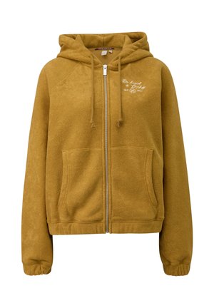 Hoody w kolorze musztardowym wykonany z materiału polarowego, z zamkiem błyskawicznym z przodu, dwiema bocznymi kieszeniami oraz kapturem na sznurki z haftowanym napisem.