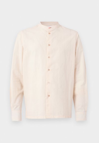 Ljust beige skjorta med långa ärmar och mandarinkrage, med knäppning fram och slät, texturerad tyg.