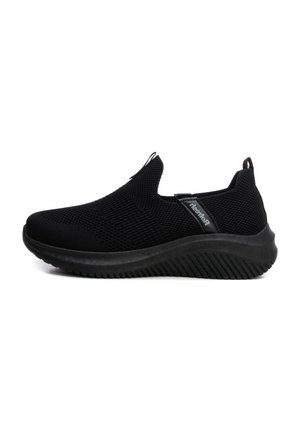 Zapatos negros sin cordones con parte superior de malla, diseño texturizado y suela de goma gruesa con un patrón estriado para mayor agarre y flexibilidad.