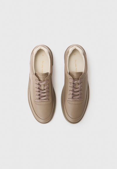 Brune lær sneakers med rund tå, flade snørebånd og en glat finish. Indvendigt forede med let stof; subtil branding indeni.