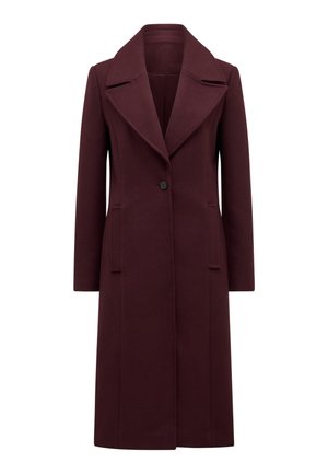 Hosszú, bordó gyapjúkabát széles, hajtókás gallérral, egy fekete gombbal záródik, elöl két zsebbel, fehér háttéren bemutatva.