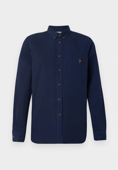 Cămașă cu mânecă lungă de culoare bleumarin, confecționată din bumbac, cu guler, nasturi maro și un mic logo multicolor pe partea stângă a pieptului.