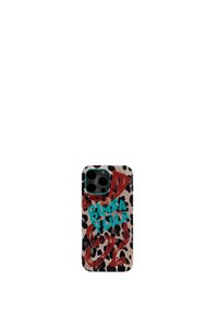 Funda de teléfono con un diseño de estampado de leopardo, colores beige y negro, con acentos rojos y texto en turquesa que dice "BIMBA Y LOLA."