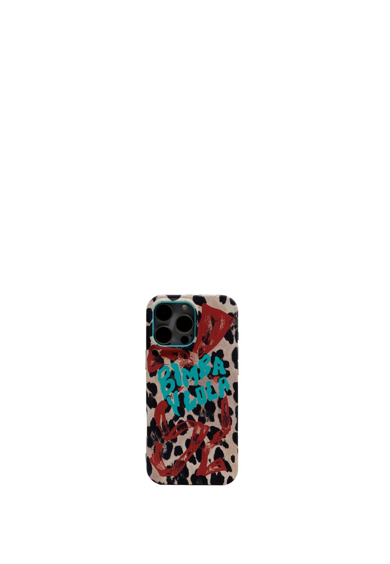 Funda de teléfono con un diseño de estampado de leopardo, colores beige y negro, con acentos rojos y texto en turquesa que dice "BIMBA Y LOLA."