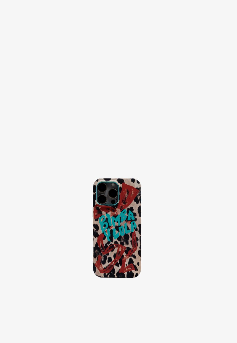 Funda de teléfono con un diseño de estampado de leopardo, colores beige y negro, con acentos rojos y texto en turquesa que dice "BIMBA Y LOLA."