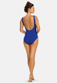 Królewsko-niebieski jednoczęściowy strój kąpielowy z głębokim dekoltem z tyłu, cienkimi ramiączkami i gładkim, elastycznym materiałem, zaprojektowany z myślą o komforcie i swobodzie ruchów.