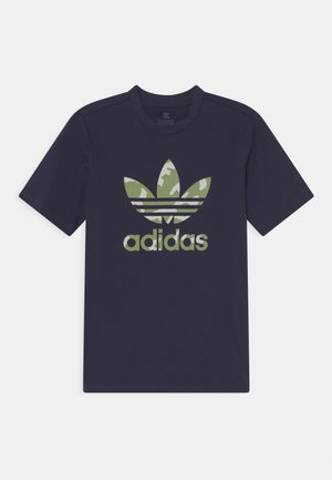 Navyblauw Adidas T-shirt met korte mouwen en een groene camouflage Trefoil-logo en mernaam gecentreerd aan de voorkant.