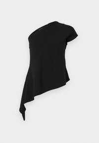 Czarna asymetryczna bluzka z jedną krótką rękawą i zwiewnym, drapowanym dołem z jednej strony na białym tle.