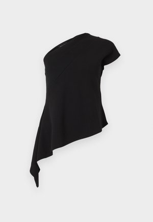 Top negro asimétrico con una manga corta y un dobladillo fluido y drapeado en un lado, sobre un fondo blanco.