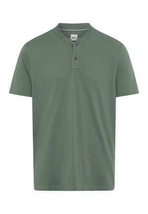 Kortarmig olijfgroene poloshirt met een ronde kraag en een knoopsluiting met twee knopen, getoond op een witte achtergrond.