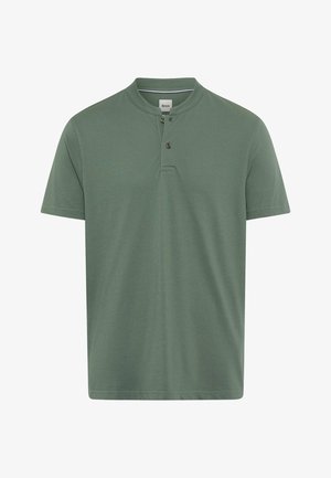 Kortarmig olijfgroene poloshirt met een ronde kraag en een knoopsluiting met twee knopen, getoond op een witte achtergrond.