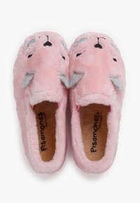Slippers de felpa rosa con una textura suave, diseño de cara de animal con orejas grises y interior forrado. Nombre de la marca visible en la plantilla.