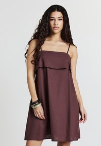 Weinrote Sommerkleid mit dünnen Trägern und einer geschichteten Rüsche an der Brust. Fließendes Design mit lockerer Passform, aus leichtem Stoff gefertigt.