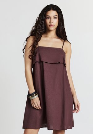 Weinrote Sommerkleid mit dünnen Trägern und einer geschichteten Rüsche an der Brust. Fließendes Design mit lockerer Passform, aus leichtem Stoff gefertigt.