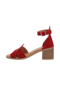 Rode suède sandalen met hak en enkelbandje, en een brede opening voor de tenen. De blokhak heeft een gestructureerde houten afwerking.