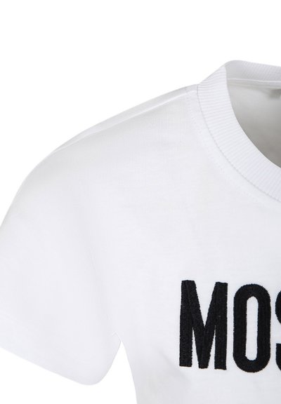 T-shirt bianco in cotone con maniche corte, caratterizzato da un testo ricamato nero che legge "MOST." Collo a coste e tessuto morbido.