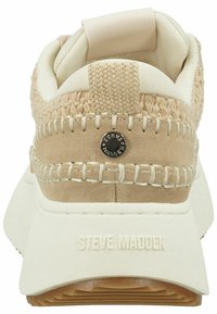 Tan sneakers med vævede accenter, ruskind og mesh-materialer, polstret hæl og stor hvid mellemsål. Har et logodetalje på bagsiden.