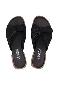 Zwarte leren slip-on sandalen met een knoopontwerp. Open teen stijl, gevoerd voetbed en een beige buitenzool. Logo gedrukt in het wit.