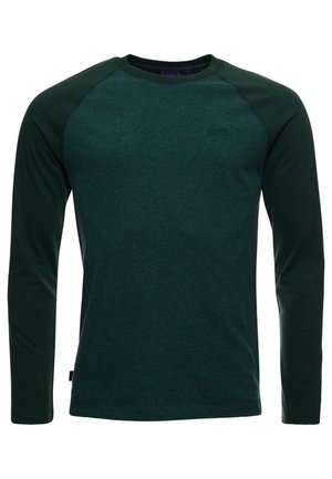 T-shirt raglan à manches longues vert foncé avec manches vert uni et corps légèrement texturé, présenté sur un fond blanc uni.