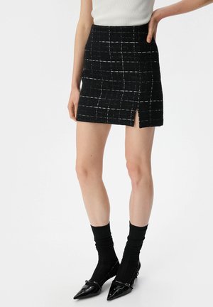 Koton body cone Mini-jupe florale avec fente détaillée en simili cuir Koton body cone Mini-jupe florale avec fente détaillée en simili cuir