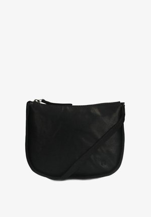 Zwarte leren schoudertas met een gladde textuur, rechthoekige vorm, ritssluiting en een dunne schouderband. Subtiele merklogo-detail.