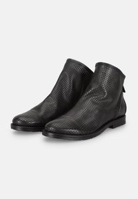 Stivaletti neri realizzati in pelle perforata, con punta rotonda e tacco basso. Lingella laterale per una facile calzata. Suola piatta e testurizzata.