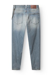 Blugi din denim albastru deschis cu un design estompat, având o etichetă de piele la talie, cinci buzunare și un accesoriu cu lanț pe lateral.