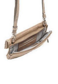 Beige leren schoudertas met een ritsluiting, voorzien van een gestreepte stoffen voering en meerdere compartimenten voor organisatie.