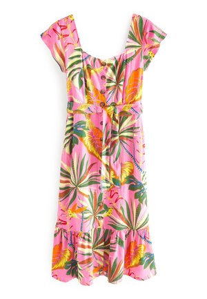 Lyserød kortærmet kjole med tropisk blad- og blomsterprint, knaplukning foran, bælte i taljen og flæsekanter nederst.