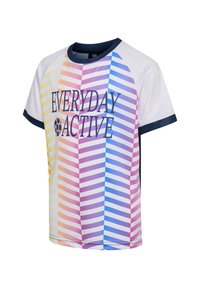 Kortärmad aktiv t-shirt i vit med flerfärgade diagonala ränder i gult, rosa, lila och blått. Har texten "EVERYDAY ACTIVE" i marinblå.