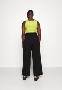 Vero Moda Curve VMBAILEY PAPERBAG WIDE BELT - Παντελόνι - black