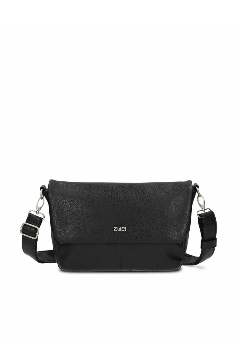 Schwarze Leder-Crossbody-Tasche mit strukturierter Oberfläche, verstellbarem Riemen und magnetischem Klappenverschluss. Präsentiert dezentes Branding auf der Vorderseite.